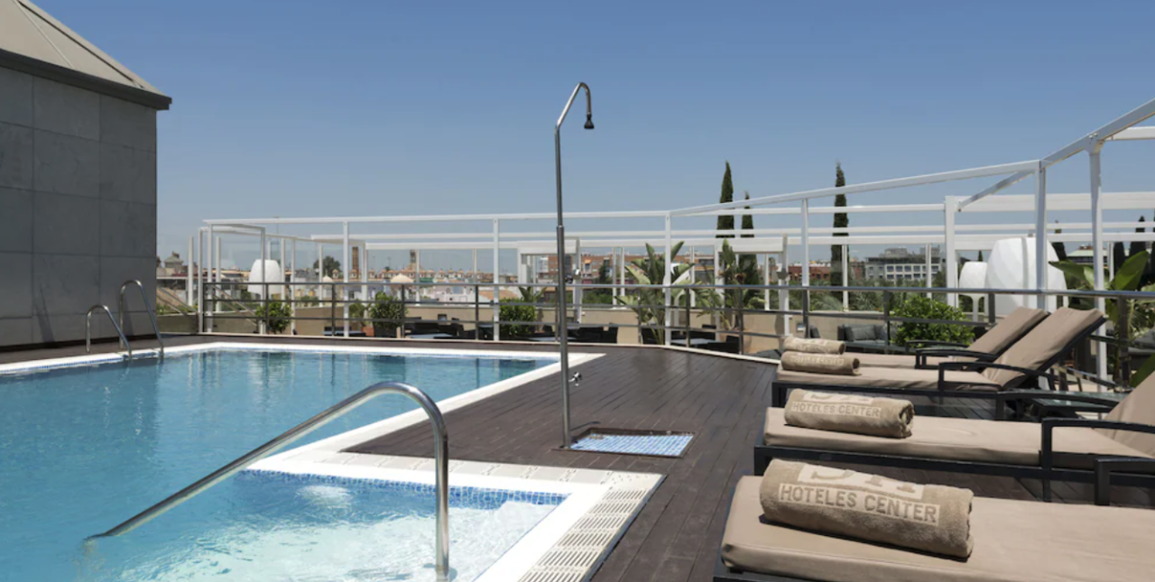 Zwembad op het dak bij Hotel Sevilla Center